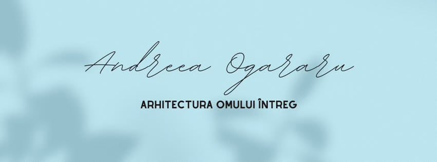Identitatea vizuală a brandului Andreea Ogararu: logotip tip semnătură și sloganul Arhitectura omului întreg, pe fond bleu cu umbre de frunze